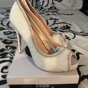 NIB De Blossom Eternity Pearl Heels $60 Size 10